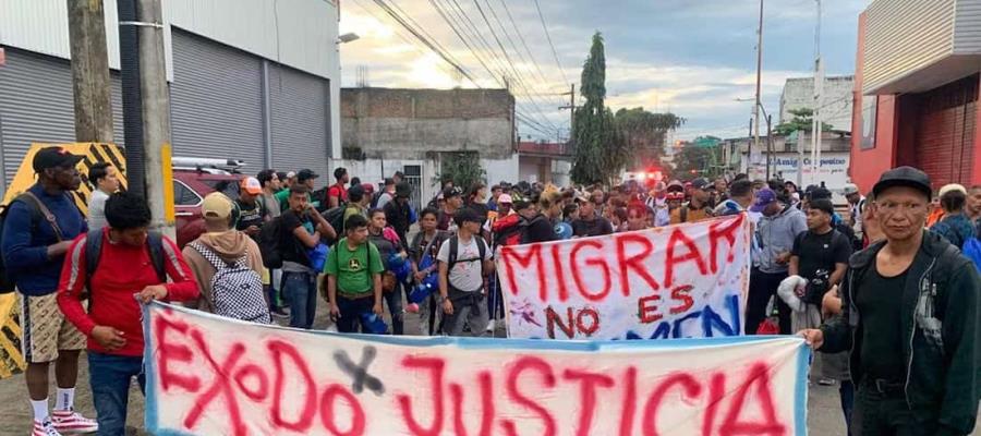 Con la consigna de que "migrar no es un crimen" sale de Chiapas caravana de 300 migrantes hacia CDMX