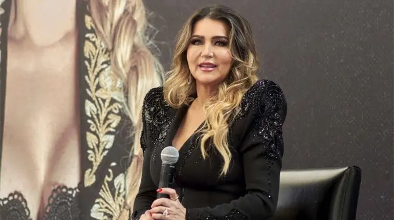 Alicia Villareal rompe en llanto al salir de la Fiscal&iacute;a de Nuevo Le&oacute;n