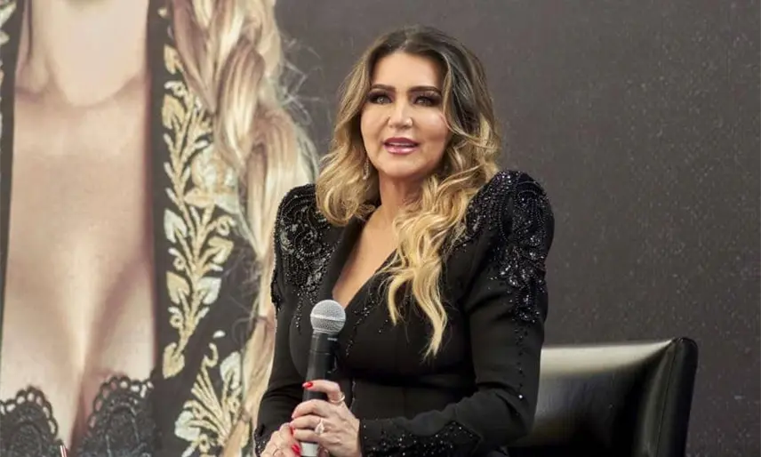 Alicia Villareal rompe en llanto al salir de la Fiscalía de Nuevo León