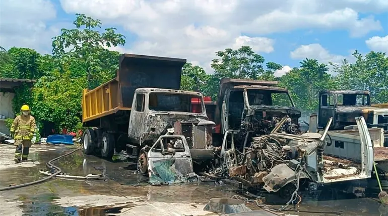 Se registra incendio de volteos en taller sobre la Villahermosa- Cárdenas