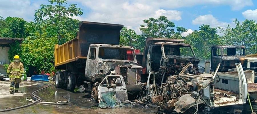 Se registra incendio de volteos en taller sobre la Villahermosa- Cárdenas Se registra incendio de volteos en taller sobre la Villahermosa- Cárdenas