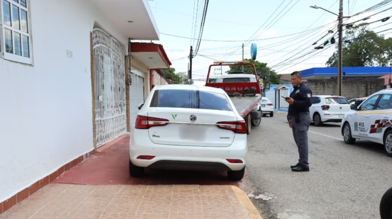 PEC retira vehículos para liberar banquetas y cruces peatonales en Centro