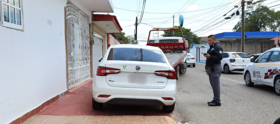 PEC retira vehículos para liberar banquetas y cruces peatonales en Centro PEC retira vehículos para liberar banquetas y cruces peatonales en Centro