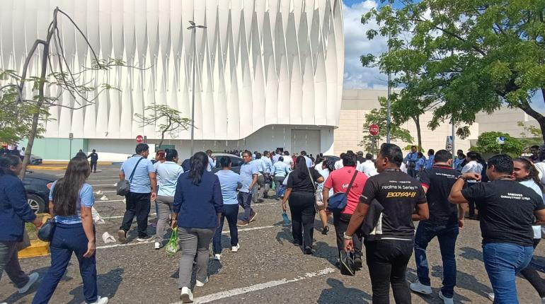 Falsa alarma provoca evacuación de Plaza Altabrisa