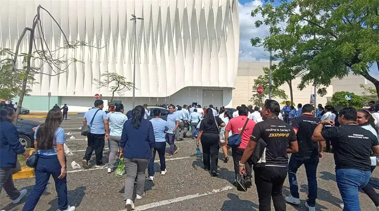 Falsa alarma provoca evacuación de Plaza Altabrisa