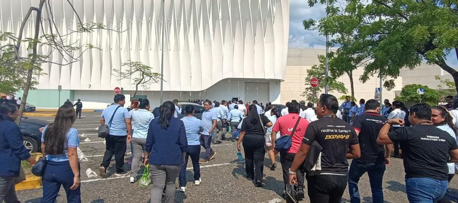 Falsa alarma provoca evacuación de Plaza Altabrisa Falsa alarma provoca evacuación de Plaza Altabrisa