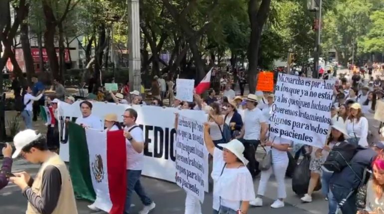 Marchan en CDMX contra desabasto de medicamentos