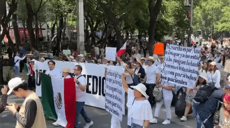 Marchan en CDMX contra desabasto de medicamentos
