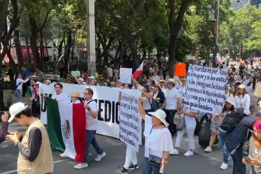 Marchan en CDMX contra desabasto de medicamentos