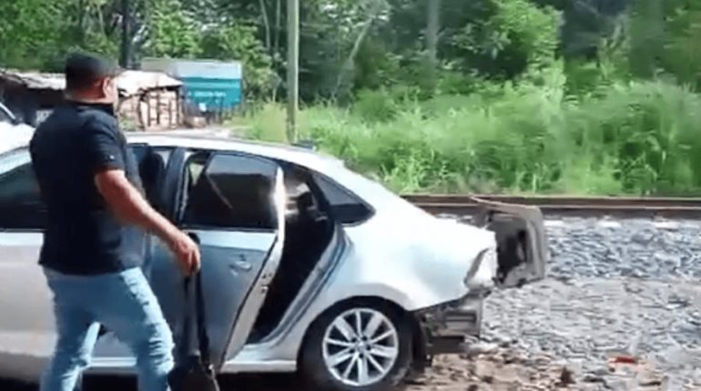 ¡Le quisieron ganar el paso! Auto es embestido por Tren Interoceánico en Teapa...y salen ilesos sus tripulantes