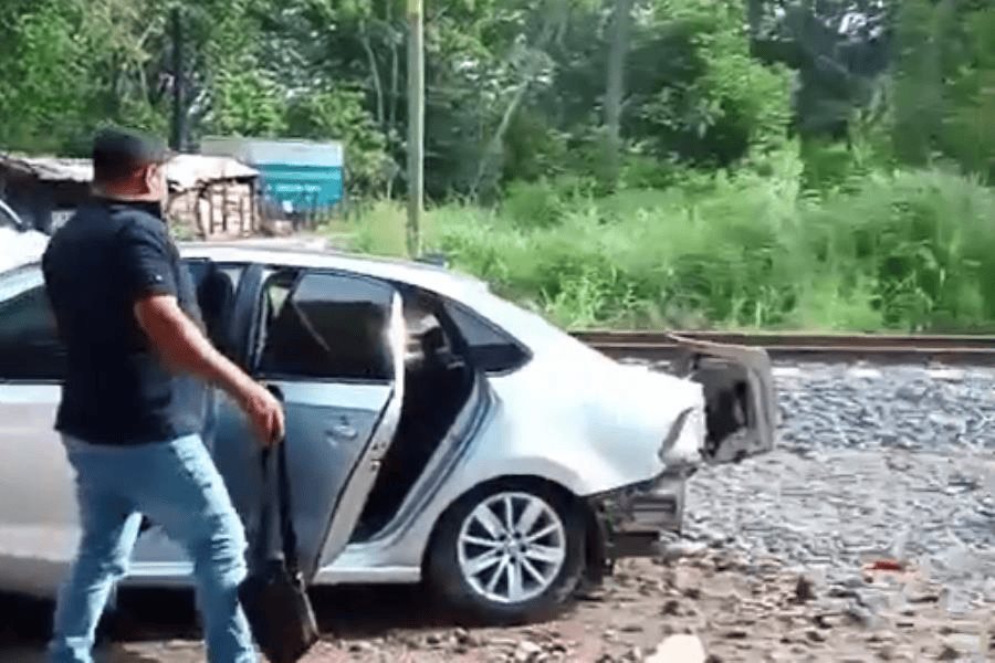 ¡Le quisieron ganar el paso! Auto es embestido por Tren Interoceánico en Teapa...y salen ilesos sus tripulantes