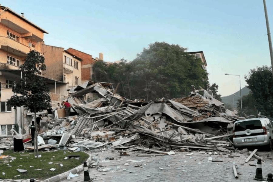 Colapsan al menos 10 edificios por terremoto de magnitud 6.1 en Turquía Colapsan al menos 10 edificios por terremoto de magnitud 6.1 en Turquía