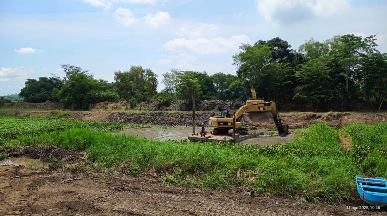 Inicia Conagua Tabasco dragado del río Jolochero en Buena Vista Segunda Sección, Centro