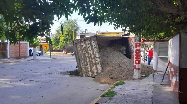 Se hunde volteo con arena en calle de Cunduacán