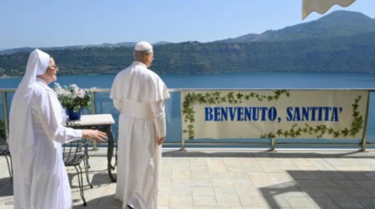 Papa León regresa a Castel Gandolfo para otros días de descanso