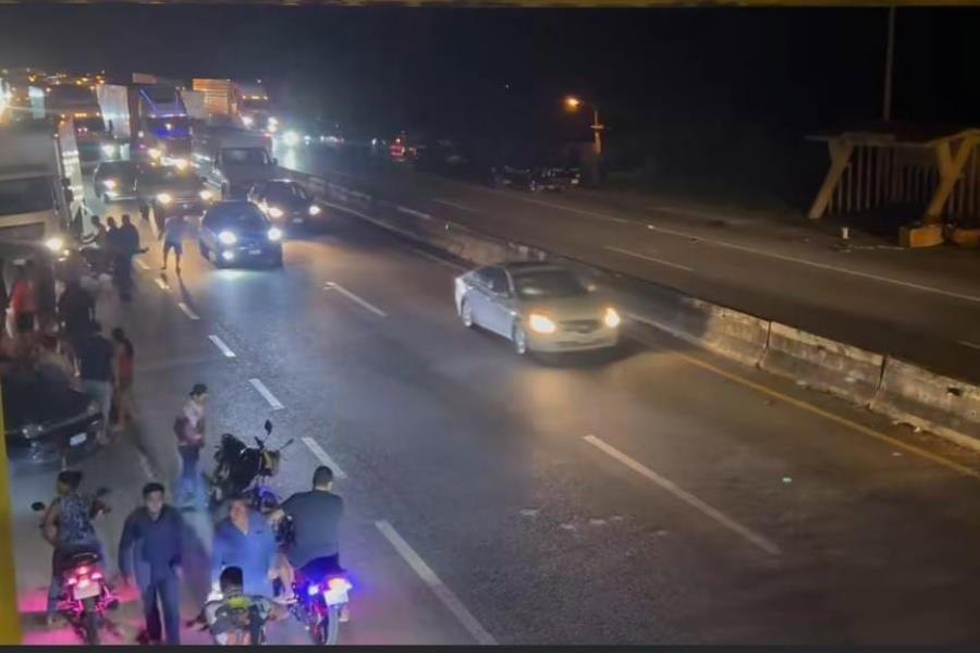 Bloquean por casi 2 horas la carretera Villahermosa-Frontera por fallas de CFE Bloquean por casi 2 horas la carretera Villahermosa-Frontera por fallas de CFE