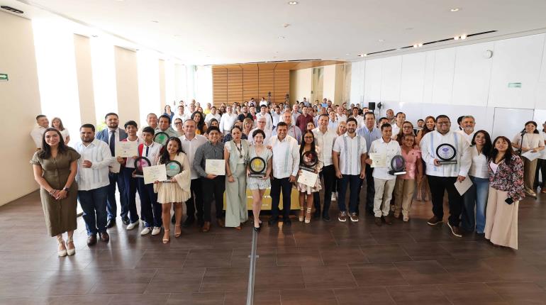 Entrega gobernador Premio Estatal de la Juventud 2025 a 10 tabasqueños