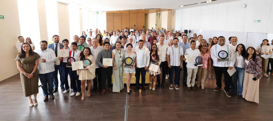 Entrega gobernador Premio Estatal de la Juventud 2025 a 10 tabasqueños