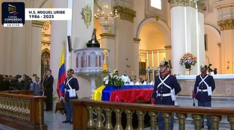 ¡Asesino, Fuera Petro!, gritan en cortejo fúnebre de Miguel Uribe Turbay