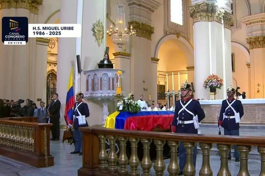 ¡Asesino, Fuera Petro!, gritan en cortejo fúnebre de Miguel Uribe Turbay
