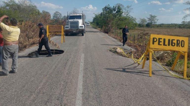 Se forma socavón en carretera de Jonuta; el segundo de la semana