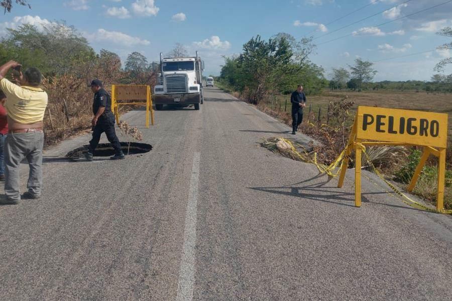 Se forma socavón en carretera de Jonuta; el segundo de la semana