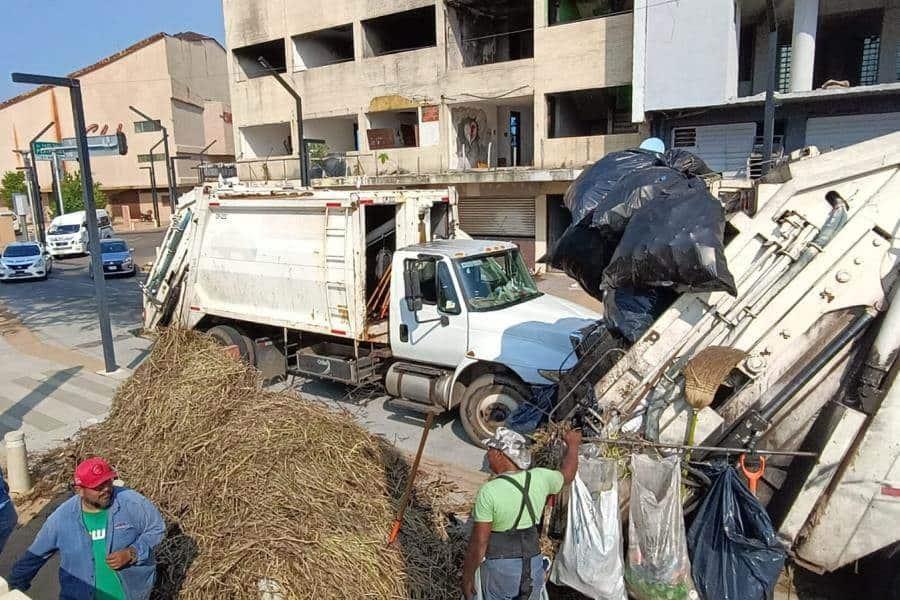 Retiran 7 toneladas de maleza tras limpieza en malecón de Villahermosa previo a evento de motonáutica Retiran 7 toneladas de maleza tras limpieza en malecón de Villahermosa previo a evento de motonáutica