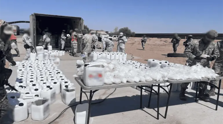 Aseguran metanfetamina sólida y líquida en bidones de refresco en Sonora