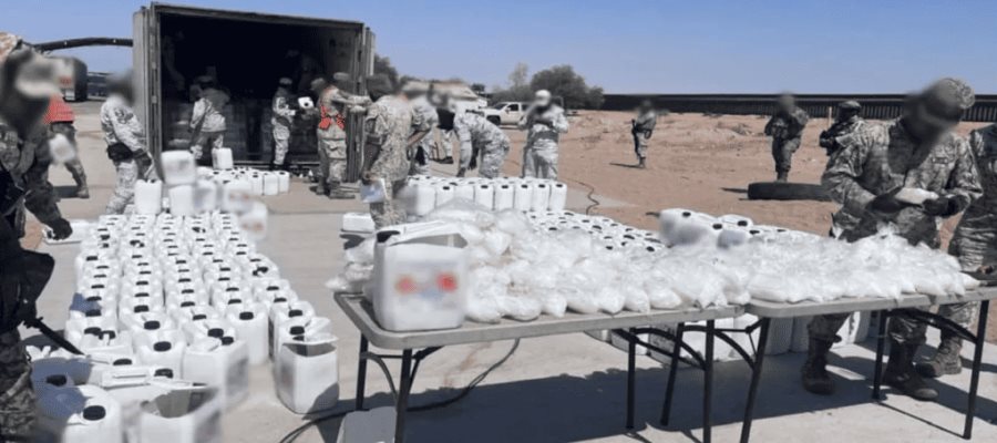 Aseguran metanfetamina sólida y líquida en bidones de refresco en Sonora