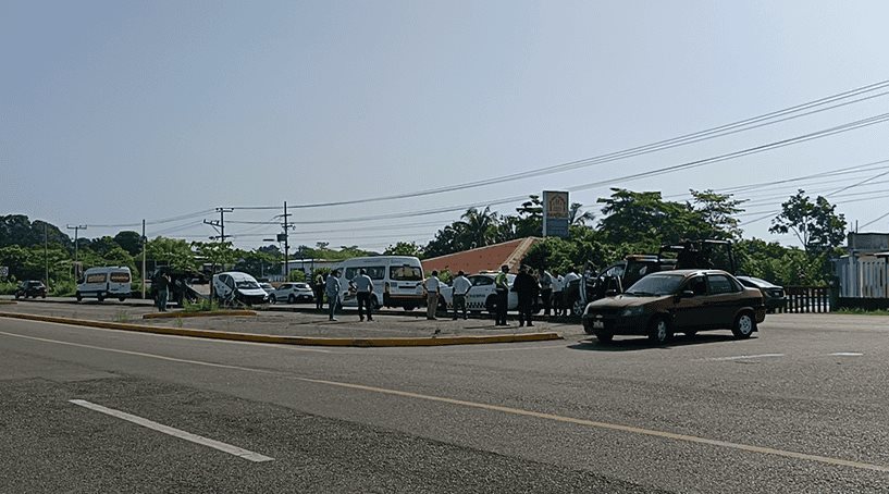 Un herido y daños materiales deja colisión de transportes públicos en la vía a Frontera