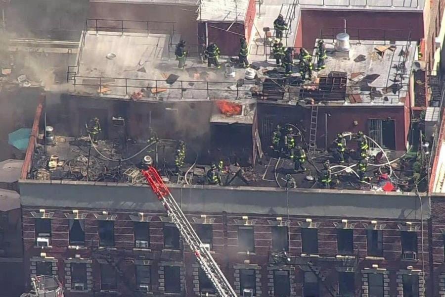 Tres heridos deja explosión en residencial de Manhattan