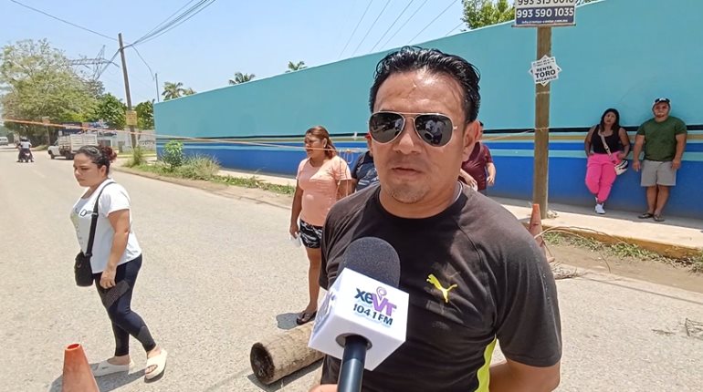 Tras varios días sin agua, habitantes de Residencial El Bosque consiguen apoyo de pipas con bloqueo carretero