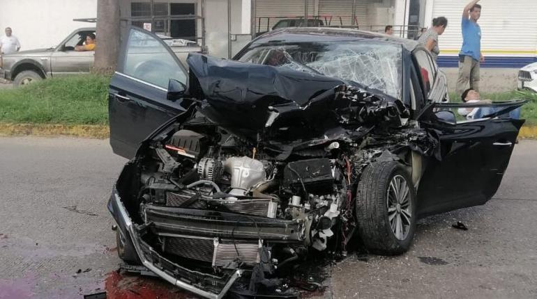 Se registra aparatoso accidente frente a la entrada de la colonia Miguel Hidalgo