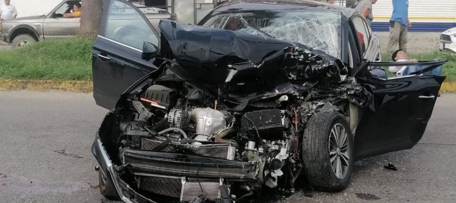 Se registra aparatoso accidente frente a la entrada de la colonia Miguel Hidalgo