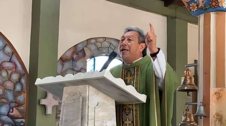 A buscar la paz de Dios y no vivir en la mentira que afecta la unión familiar, llama el padre tiktokero