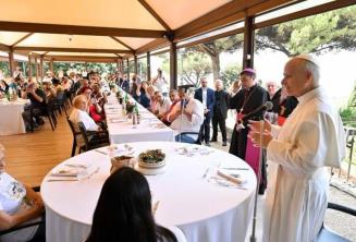 Somos las criaturas más bellas de Dios: León XIV durante almuerzo con personas asistidas por Cáritas