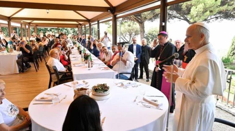 Somos las criaturas más bellas de Dios: León XIV durante almuerzo con personas asistidas por Cáritas