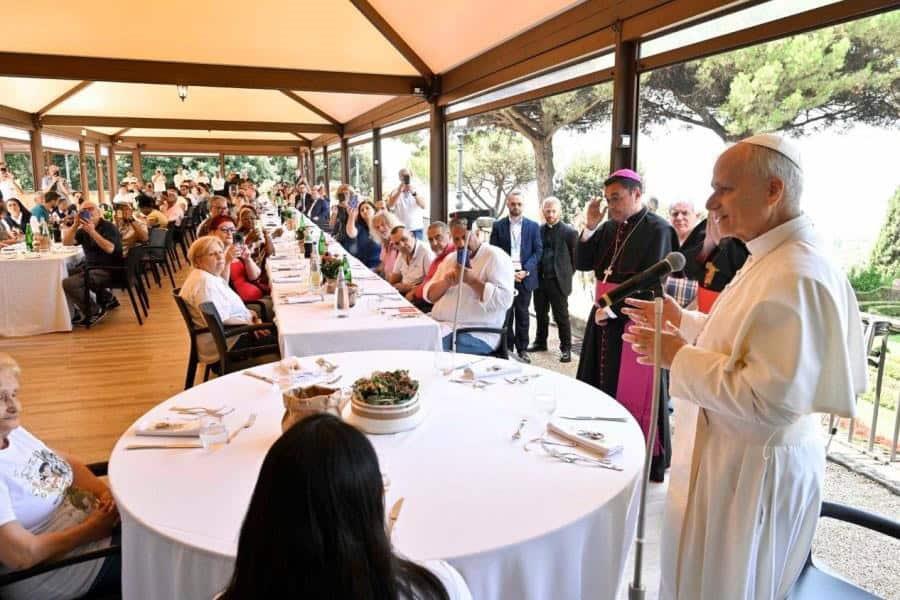 Somos las criaturas más bellas de Dios: León XIV durante almuerzo con personas asistidas por Cáritas