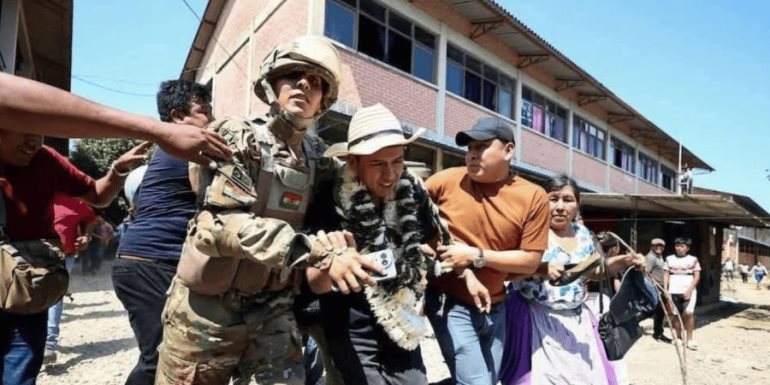 Apedrean y abuchean al candidato presidencial de Bolivia tras votar en el bastión político de Evo Morales