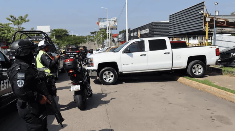 PEC retira vehículos del Periférico de Villahermosa por obstrucción de calles y banquetas