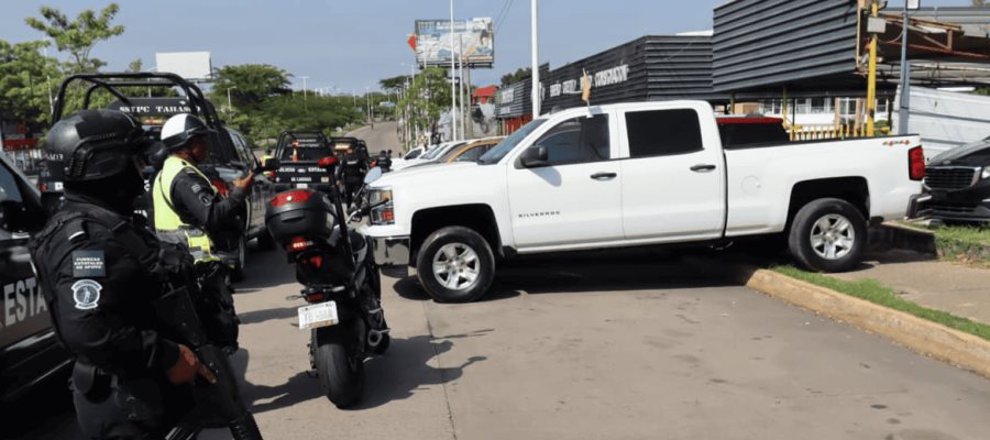 PEC retira vehículos del Periférico de Villahermosa por obstrucción de calles y banquetas