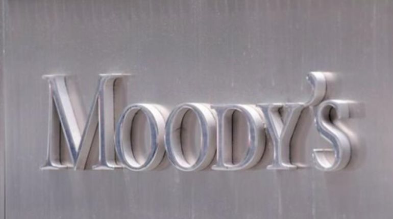 Moody´s revisa al alza calificaciones de Pemex