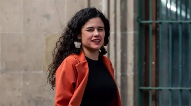 "Es libre de hacer lo que ella quiera": Luisa Alcalde defiende a esposa de AMLO