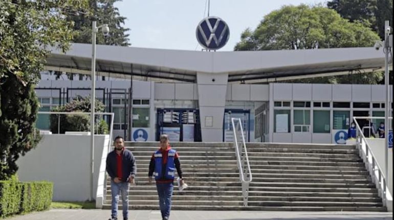 Volkswagen evita huelga en Puebla tras llegar a acuerdo con trabajadores; dará un aumento salarial