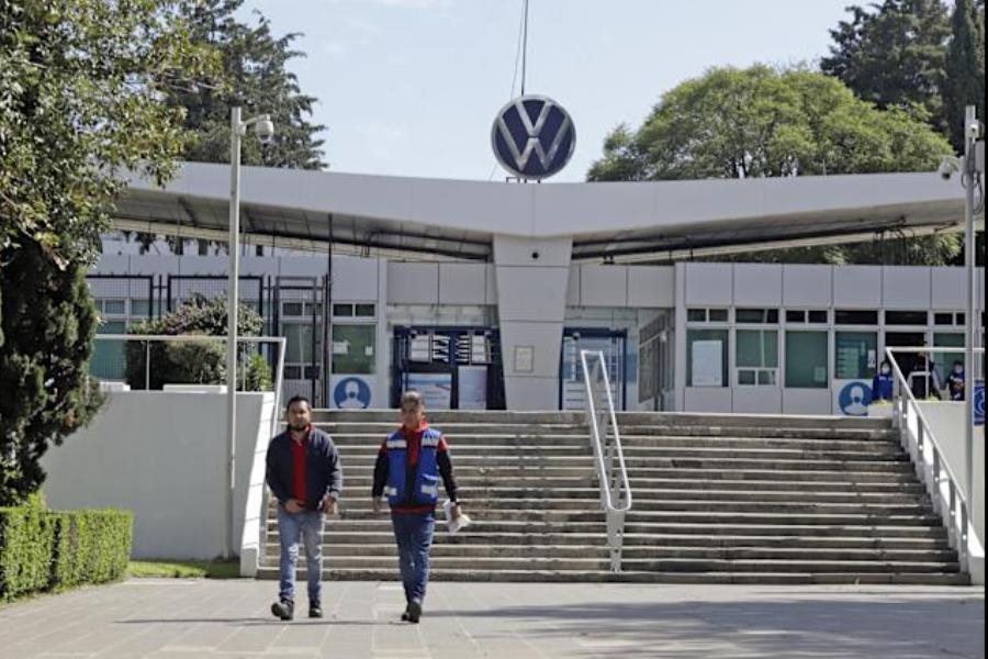 Volkswagen evita huelga en Puebla tras llegar a acuerdo con trabajadores; dará un aumento salarial