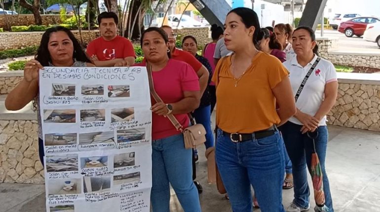 Piden salida de directora de secundaria en Gaviotas