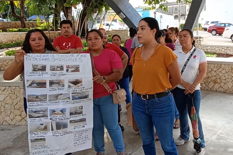 Piden salida de directora de secundaria en Gaviotas