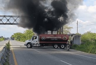 Tráileres se incendian simultáneamente por cortocircuito en las carreteras a Frontera y Macuspana