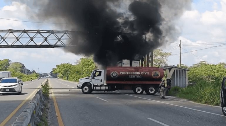 Tráileres se incendian simultáneamente por cortocircuito en las carreteras a Frontera y Macuspana
