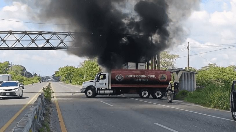 Tráileres se incendian simultáneamente por cortocircuito en las carreteras a Frontera y Macuspana